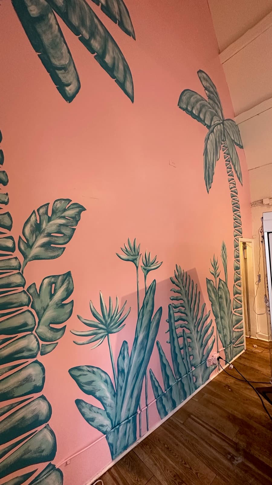 Tropical leaf accent wall — O'ahu, HI